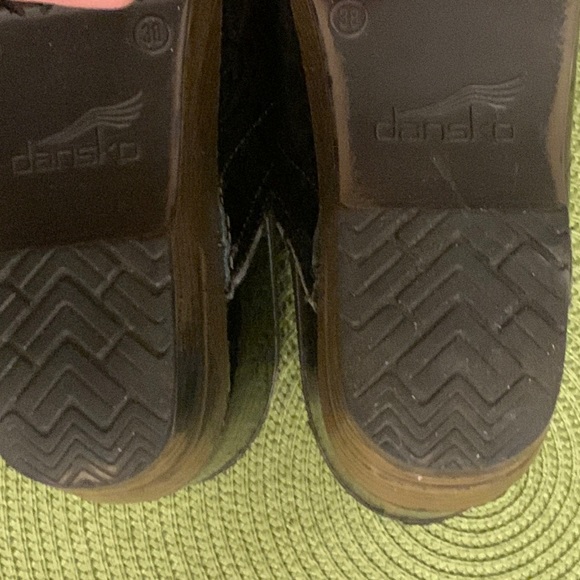 Women’s Dansko Clogs-Leather-Shine- Pattern-Size 38- Good Condition w/some Flaws - Picture 15 of 15